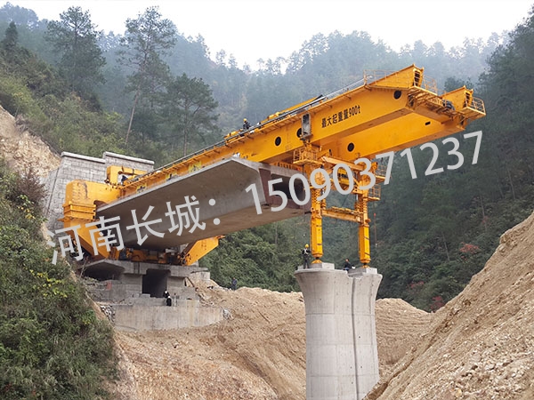 宜賓900噸高鐵架橋機(jī)過(guò)隧道