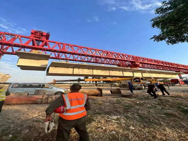 廣西南寧架橋機(jī)過下導(dǎo)梁時(shí)應(yīng)注意的問題