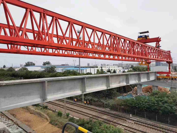 湖北孝感240噸架橋機跨鐵路